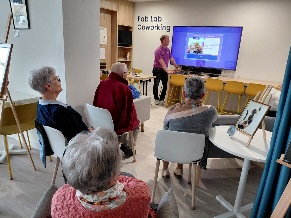 Seniors jouant à un quiz mémoire avec Gena