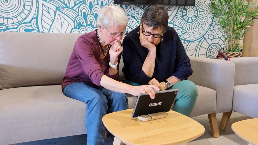 2 séniors jouent à Gena-App