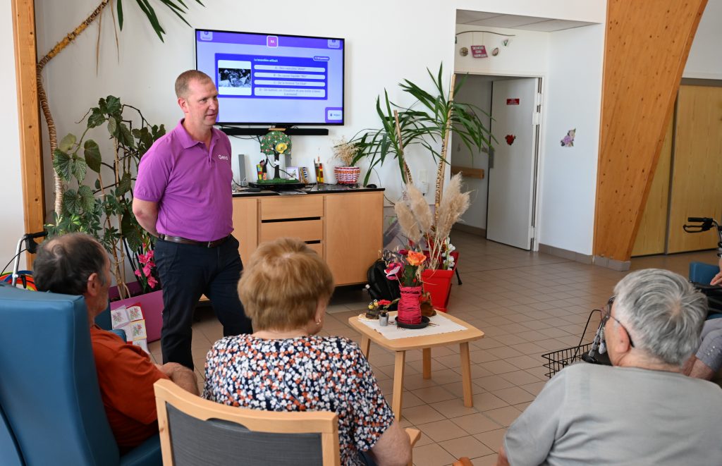 Des résidents participent à une session d'animation avec Gena-App