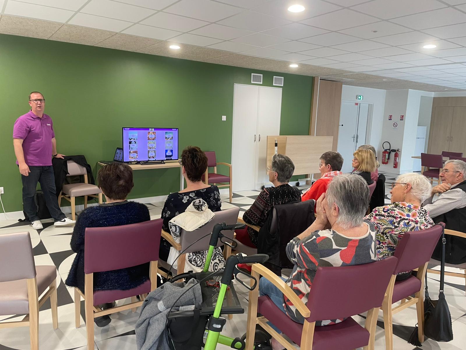 Des résidents participent à une session d'animation avec Gena-App