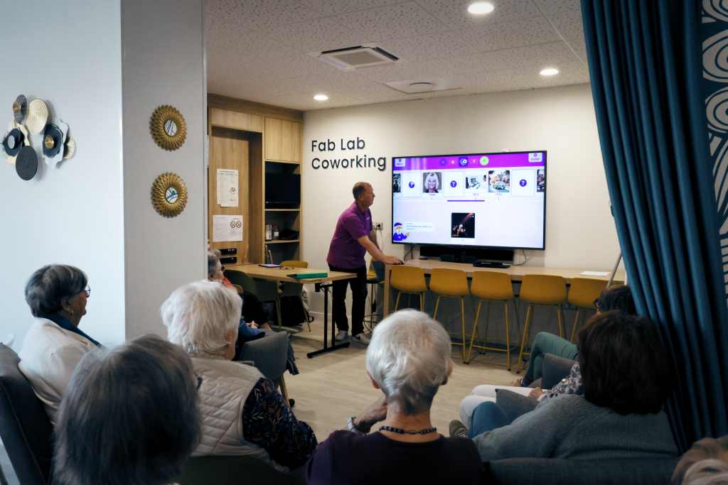 Des résidents participent à une session d'animation avec Gena-App