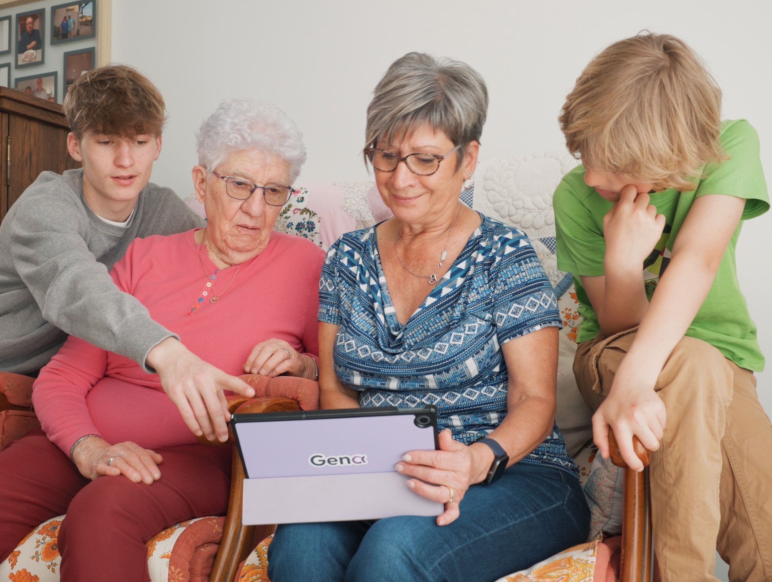1 senior joue en famille avec Gena-app, une application de jeu pour relier les seniors et leurs familles