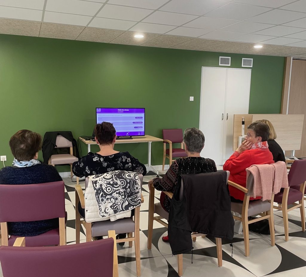 Des résidents participent à une session d'animation avec Gena-App