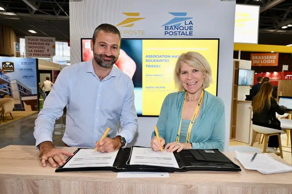 Julien RABET – Directeur Général de l’Association Marianne Solidarités et Sophie TAUPIN – Directrice Générale de Tikeasy signent un contrat de partenariat
