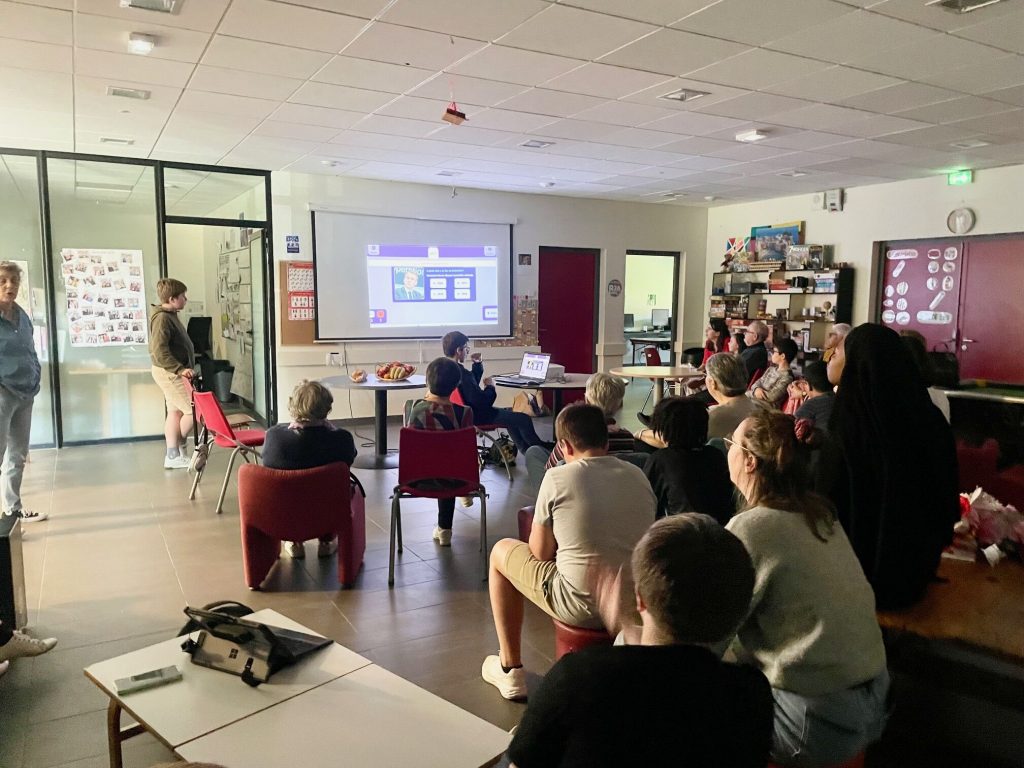 Des résidents participent à une session d'animation avec Gena-App