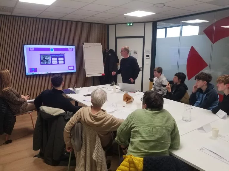 Testeurs séniors et ados en focus group avec AlleGRO