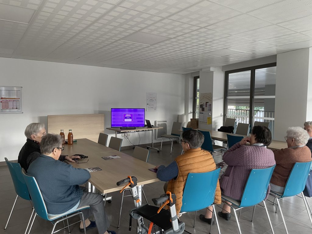 Des résidents participent à une session d'animation avec Gena-App