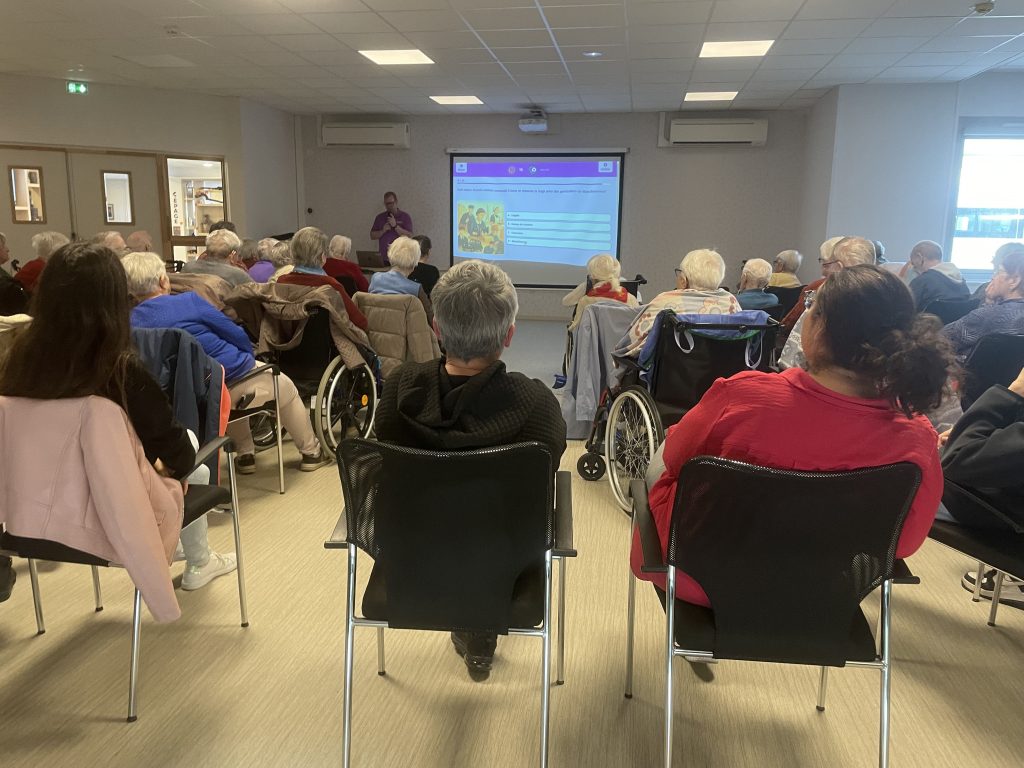 Des résidents participent à une session d'animation avec Gena-App