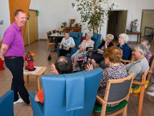 Des résidents participent à une session d'animation avec Gena-App