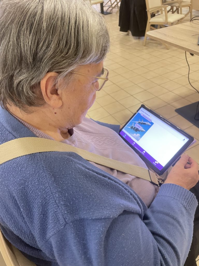 Une résidente joue seule avec Gena-App