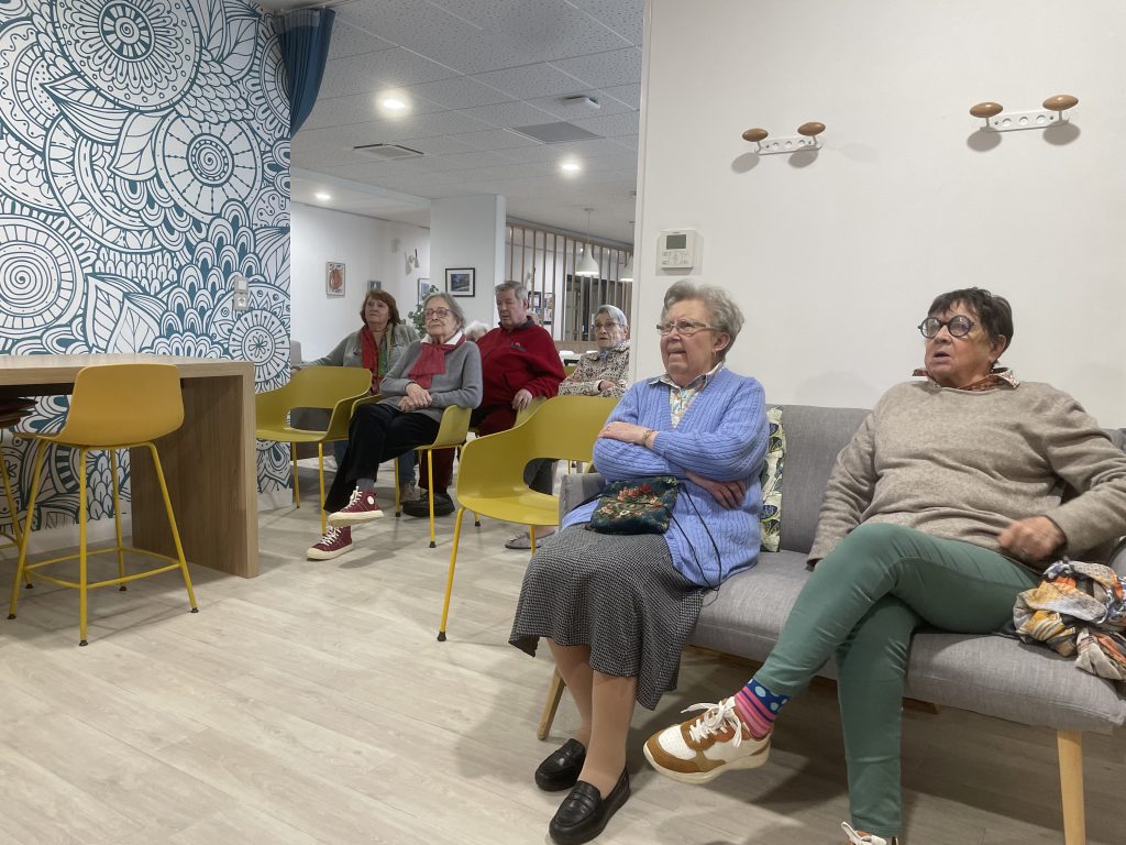 Des résidents participent à une session d'animation avec Gena-App et GénérAction