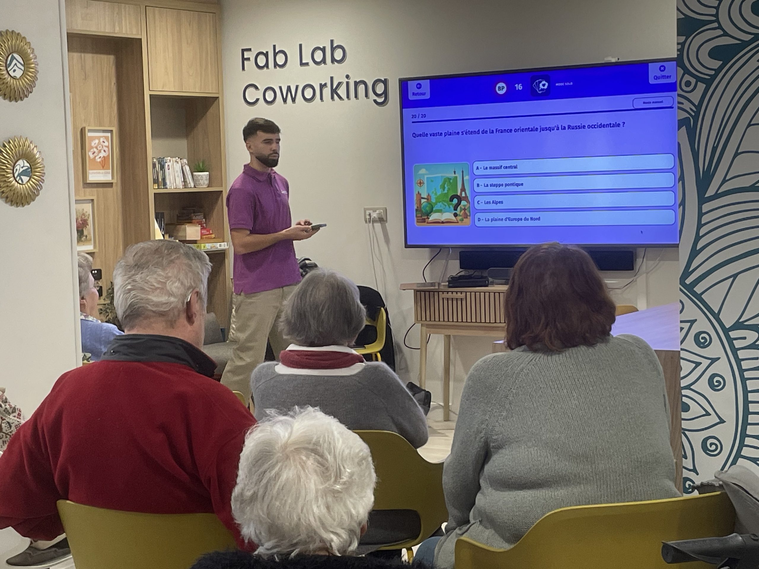 Des résidents participent à une session d'animation avec Gena-App et GénérAction