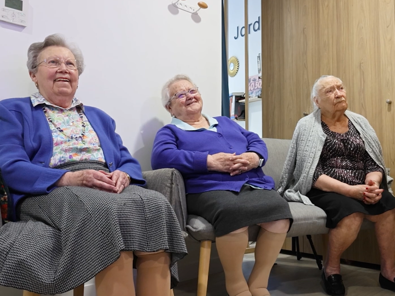 Des résidents participent à une session d'animation avec Gena-App