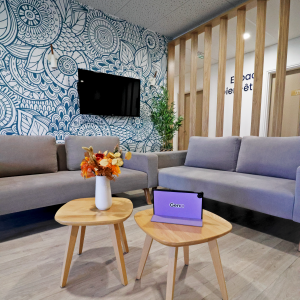 Salle d'animation prête à accueillir une animation intergénérationnelle avec Gena-app en structure senior