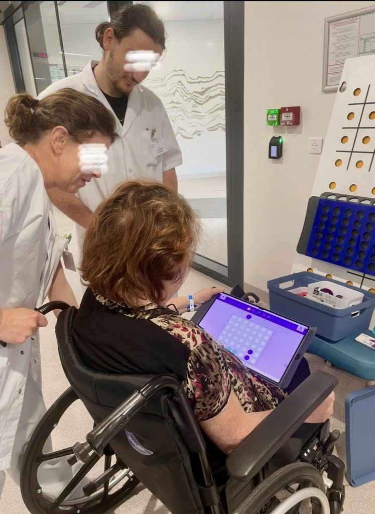 Des résidents participent à une session d'animation avec Gena-App