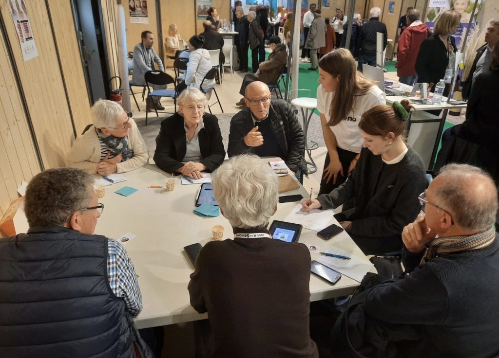 Des séniors du CRU avec le gérontopole lors d'un test de Gena