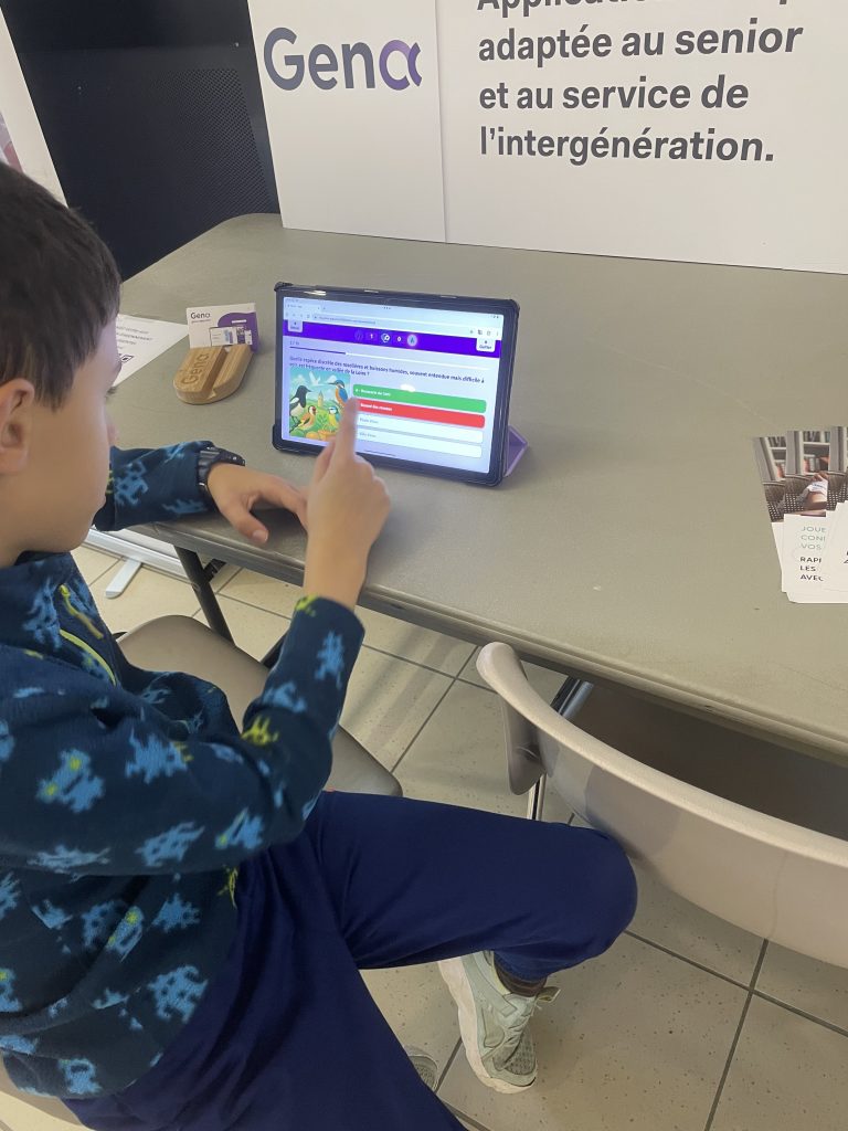 Des enfants et adolescents participent à une session d'animation avec Gena-App