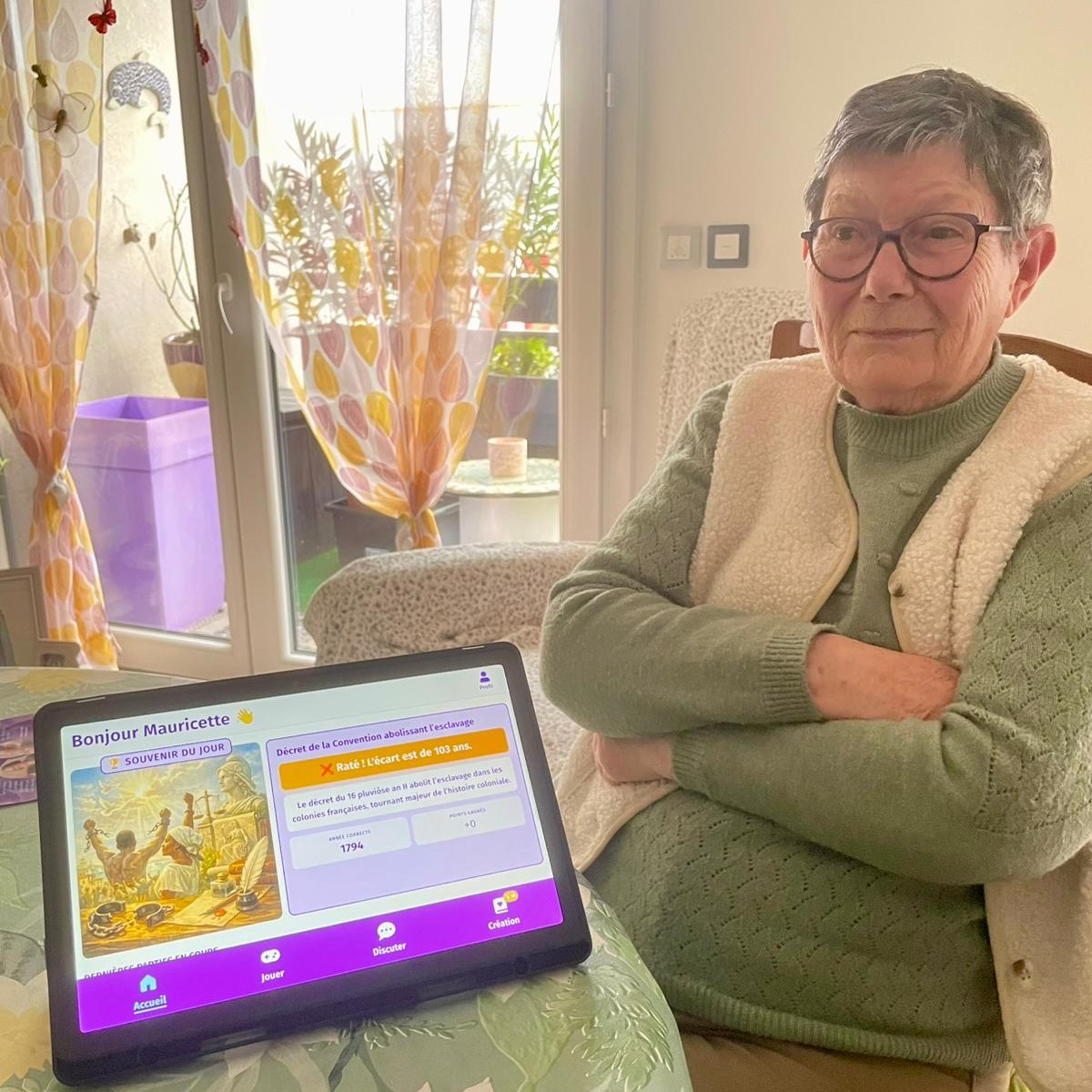 1 senior joue avec Gena-app, une application de jeu pour relier les seniors et leurs familles