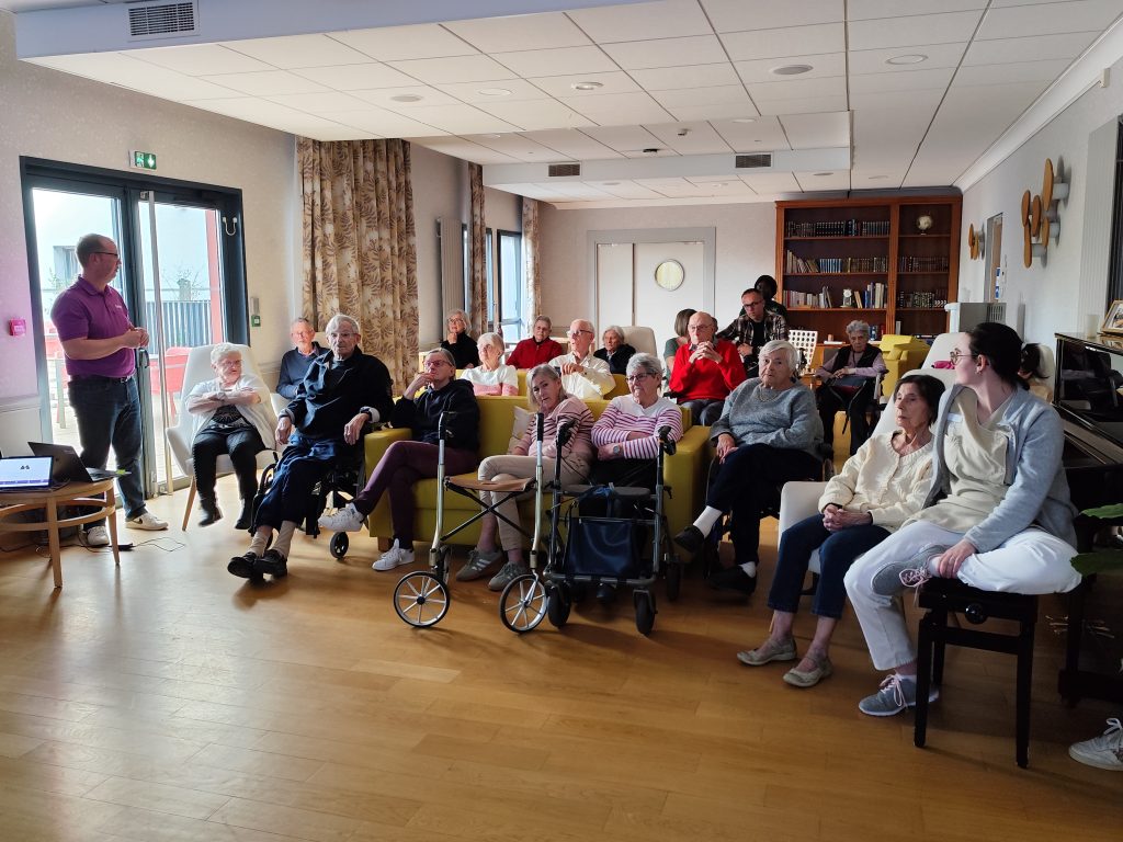 Des résidents participent à une session d'animation avec Gena-App