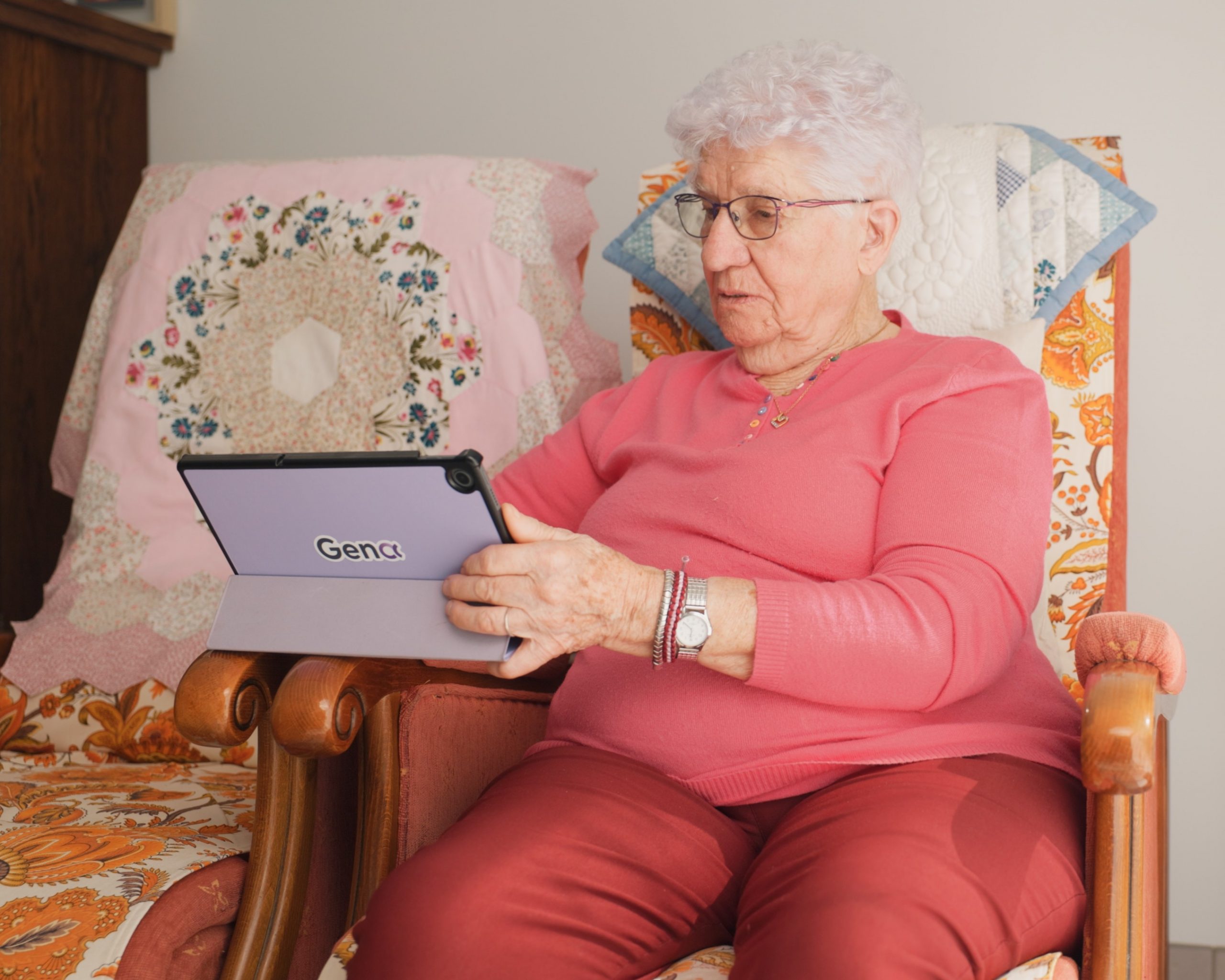 Un senior joue à Gena-app sur sa tablette