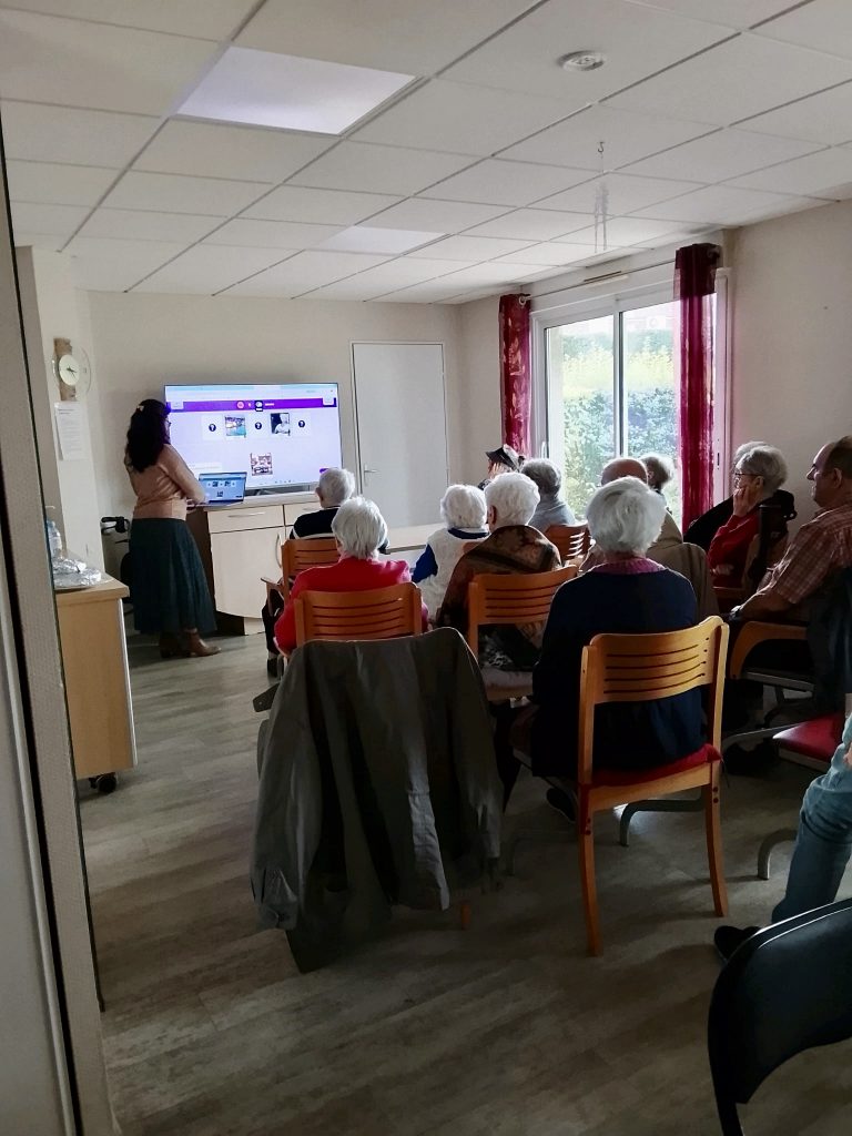 Des résidents participent à une session d'animation avec Gena-App et GénérAction