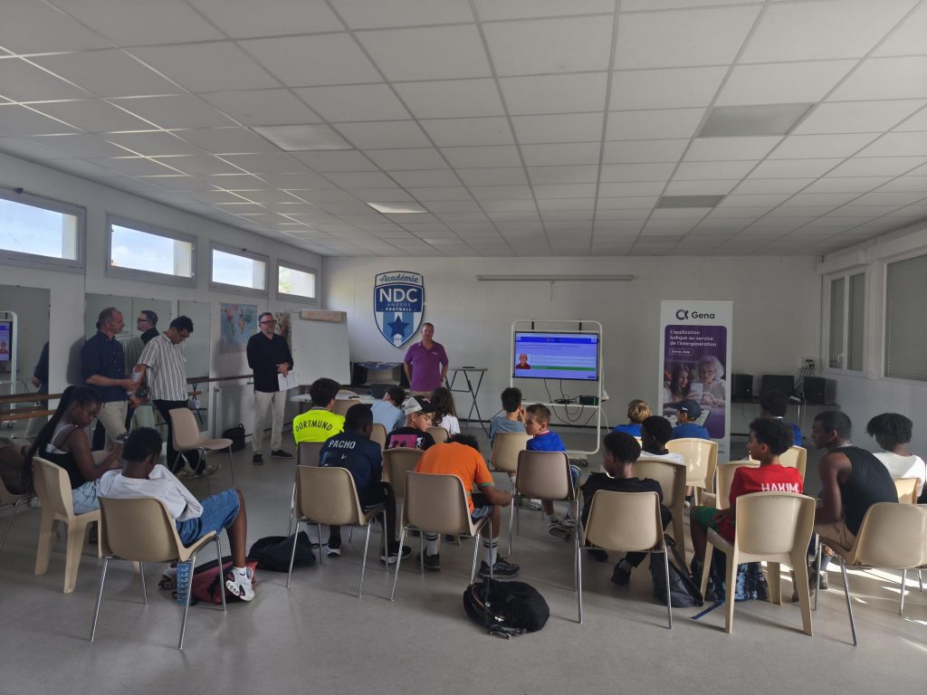 Les jeunes du NDC Angers Football découvrent les métiers de la SOCLOVA grâce à Gena