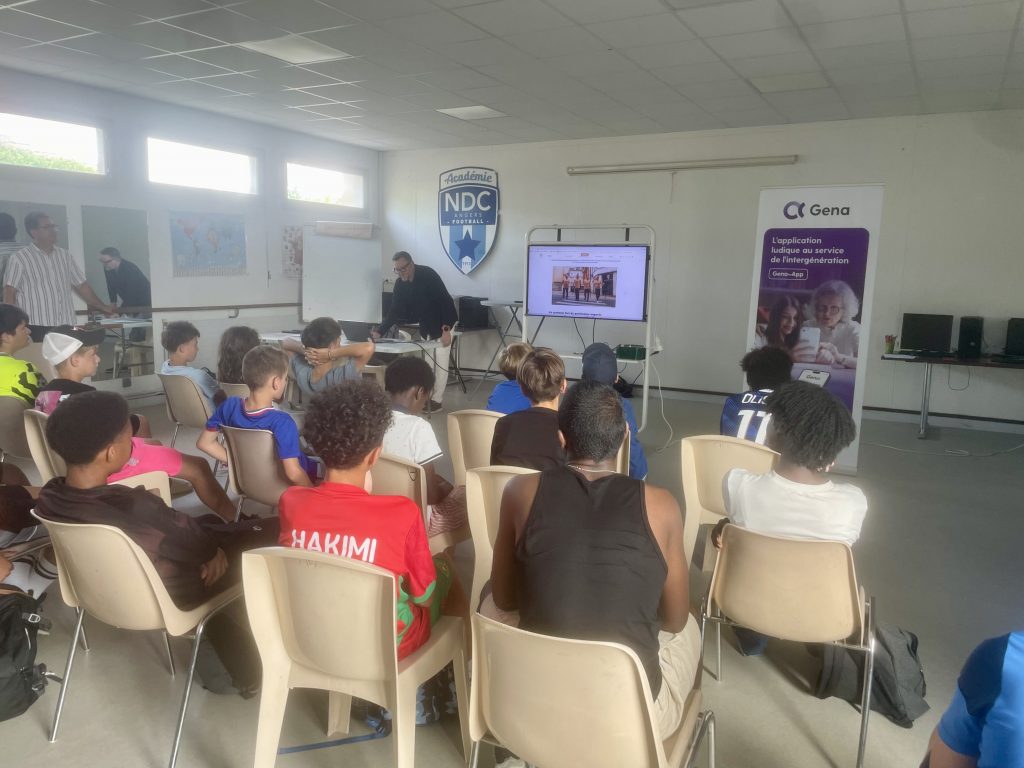 Les jeunes du NDC Angers Football découvrent les métiers de la SOCLOVA grâce à Gena